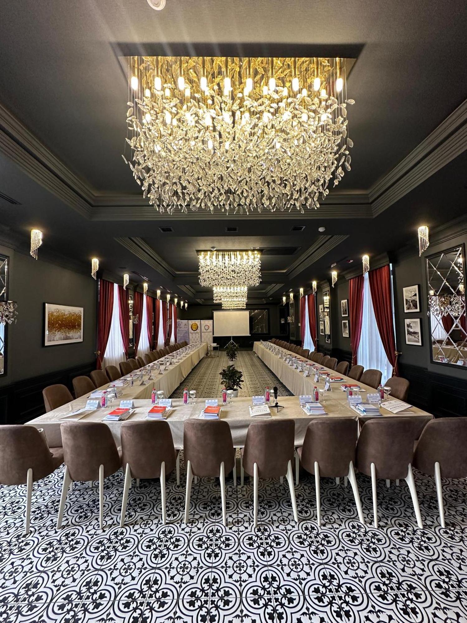 Leon Hotel Spa กันจา ภายนอก รูปภาพ